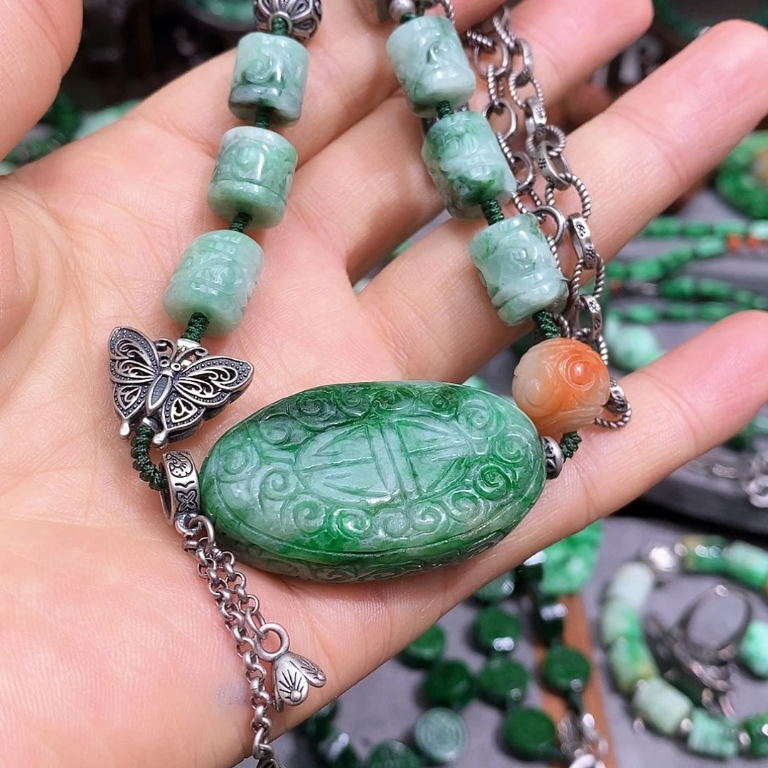 颈饰未镶嵌翡翠漂亮美眉