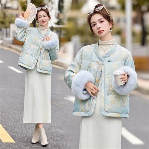 2025年潮冬季真狐狸毛重工刺绣短款新中式羽绒服新款配袖毛保暖