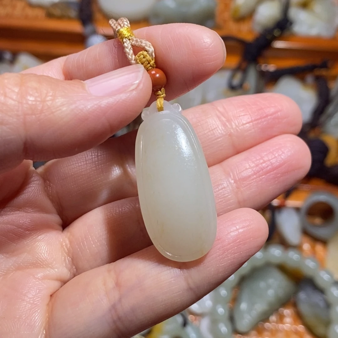 和田玉颈饰未镶嵌怎**笼