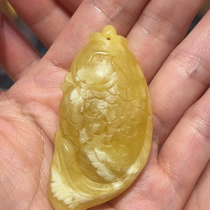 琥珀未镶嵌颈饰鱼