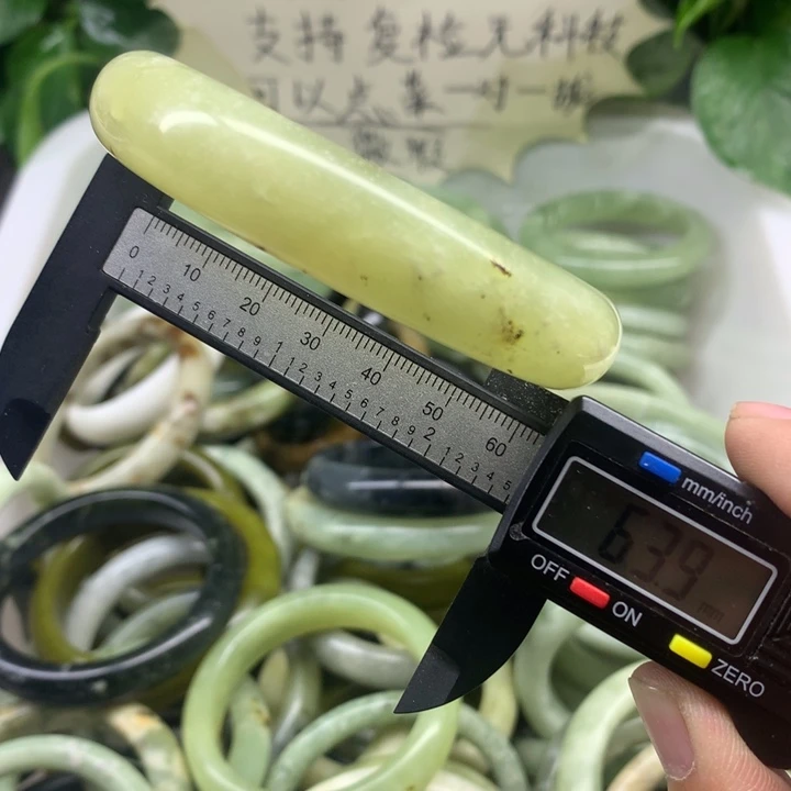 蛇纹石玉未镶嵌手镯2