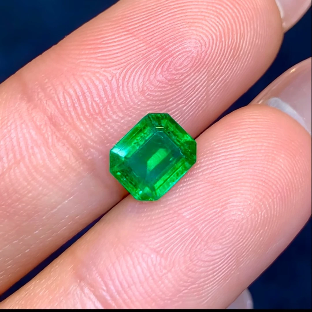 天然祖母绿1.39ct颜色艳绿火彩好晶体干净吉尔德证高性价比