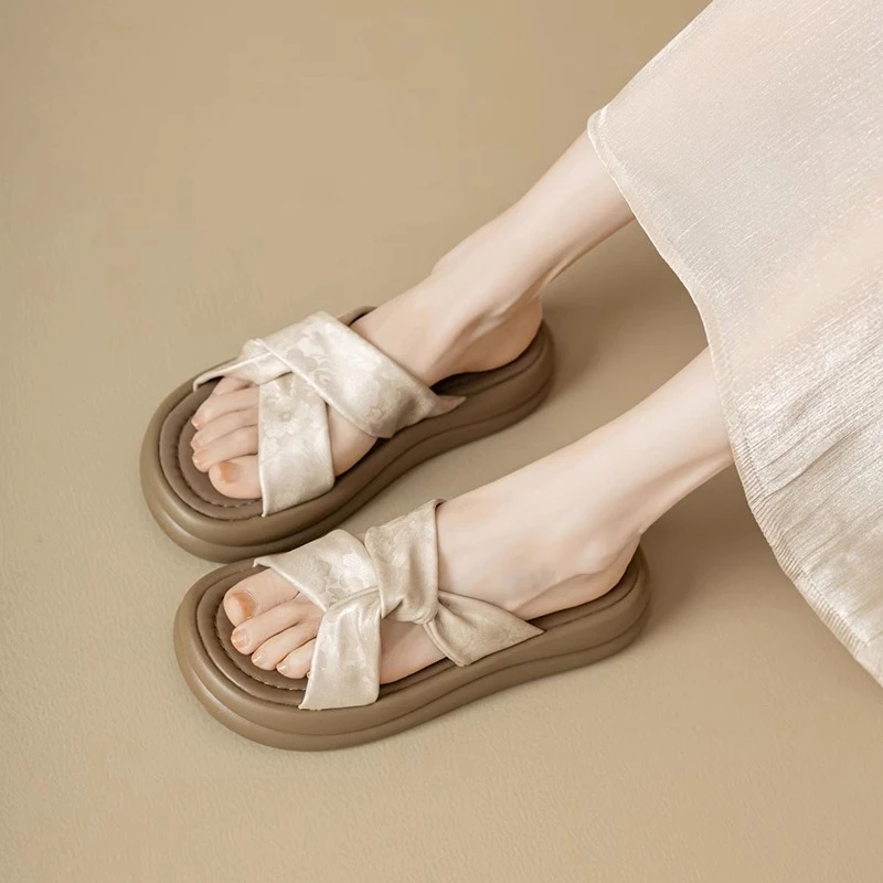 啄木鸟踩屎感厚底凉拖鞋女夏外穿2025新款凉鞋平底配裙子一字拖鞋