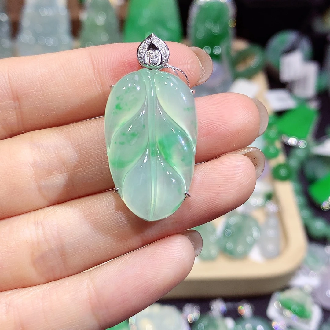 翡翠18K金镶嵌颈饰叶