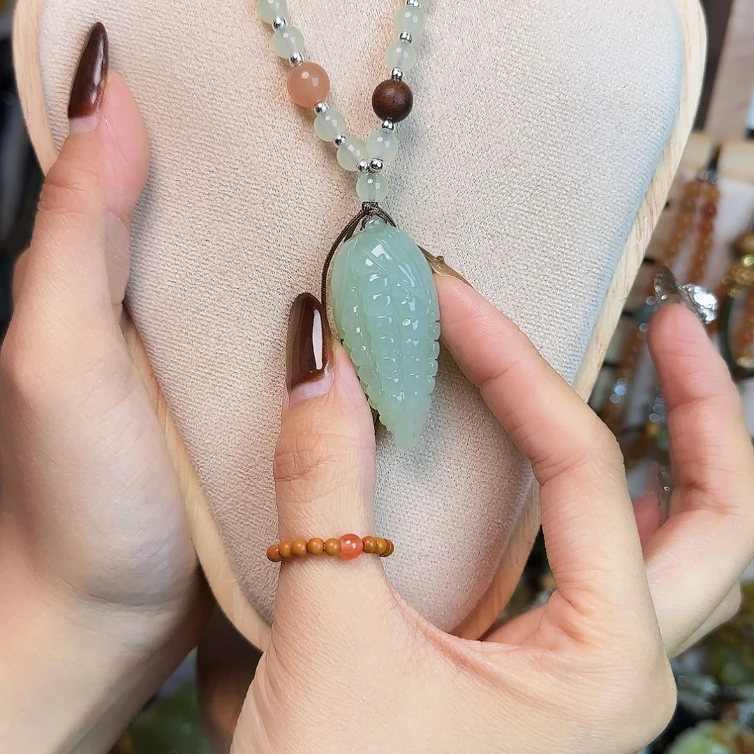 蛇纹石玉足铂镶嵌颈饰