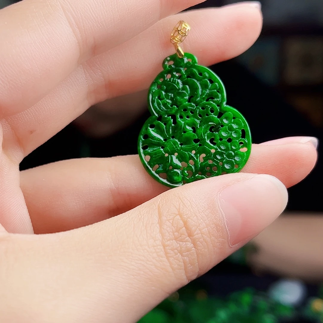 颈饰18K金镶嵌翡翠多样性