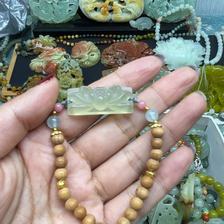 蛇纹石玉未镶嵌颈饰