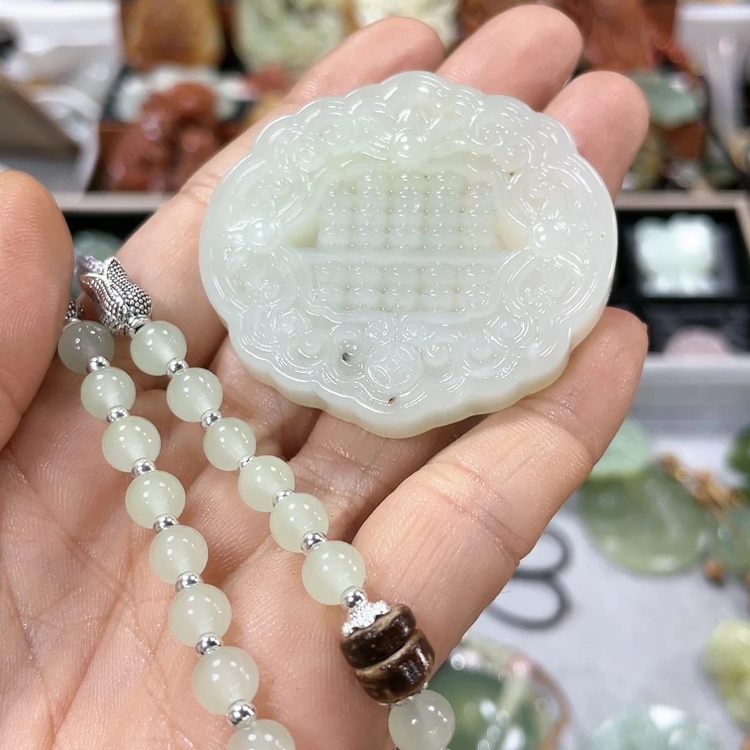 蛇纹石玉颈饰合金