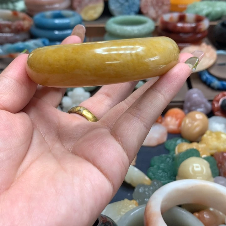 贵***涵石英质玉（黄龙玉）合金颈饰