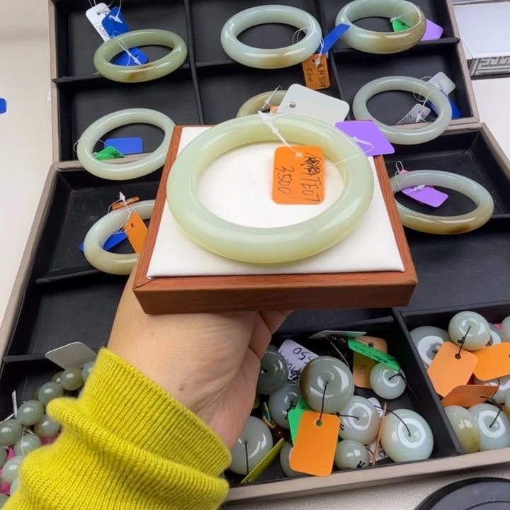 未镶嵌手镯和田玉七月