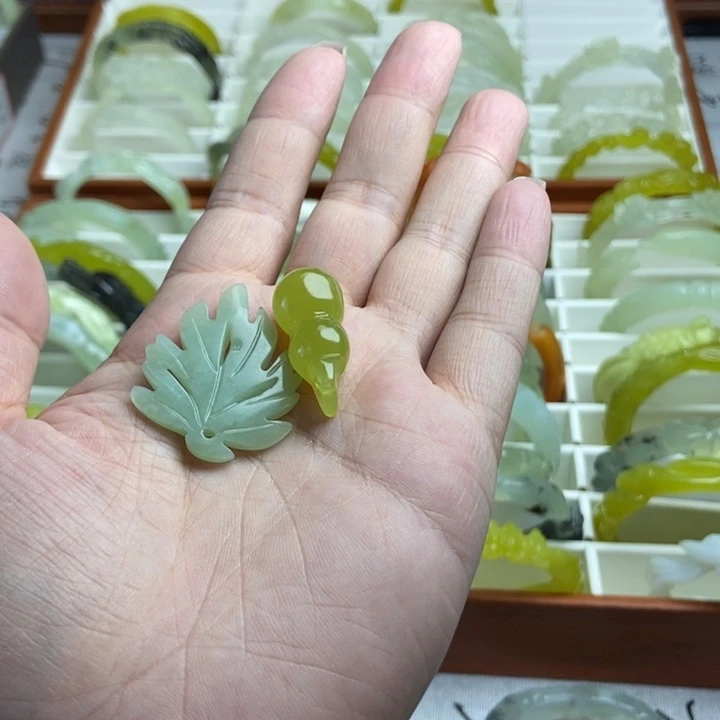 未镶嵌蛇纹石玉颈饰
