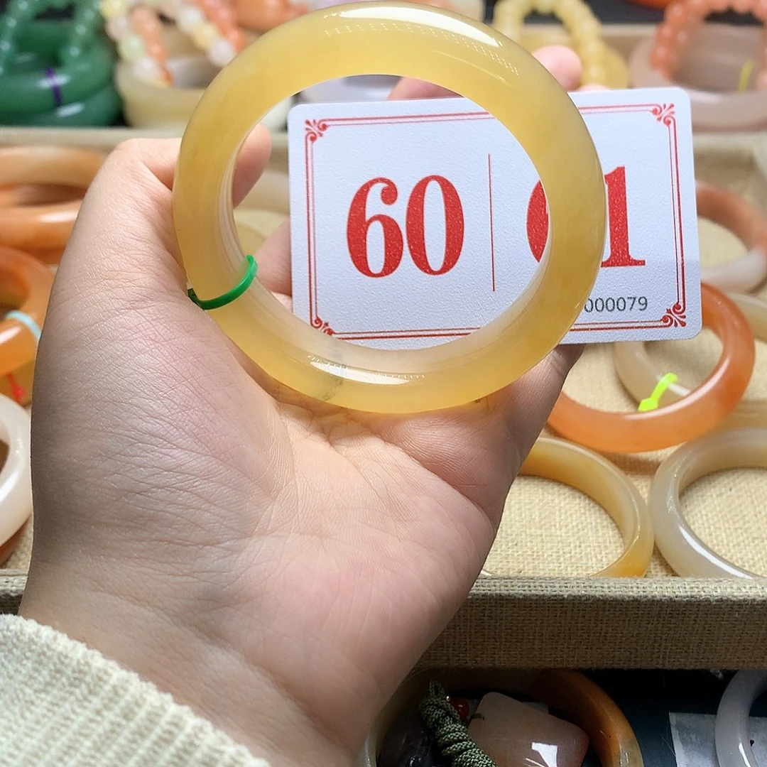 未镶嵌石英质玉（黄龙玉）手镯