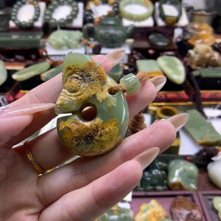 颈饰未镶嵌岫岩河磨玉（透闪石质玉）闪*