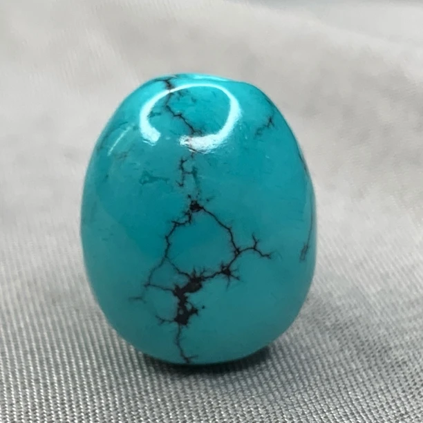 天然原矿绿松石随形，尺寸14.1x17x12.1mm重4.5克