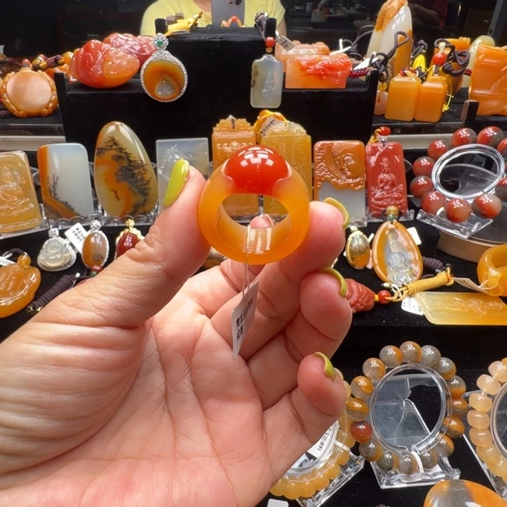 石英质玉（黄龙玉）未镶嵌颈饰