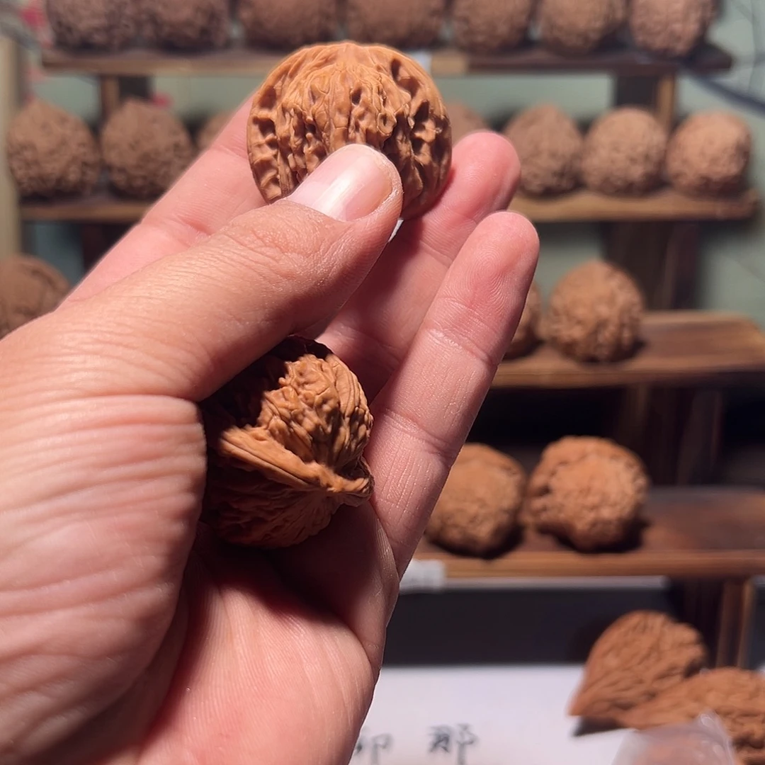 ?**文玩核桃，汉高楼磕尖