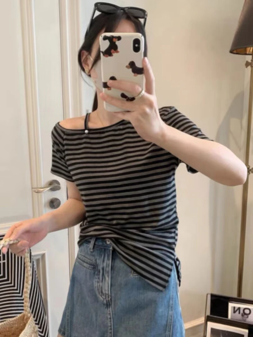 条纹斜肩珍珠扣T恤