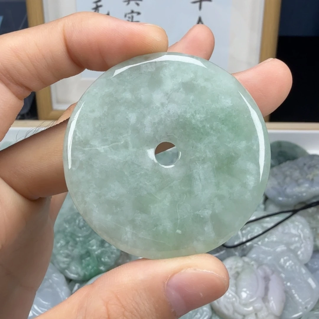 翡翠挂件未镶嵌翡翠
