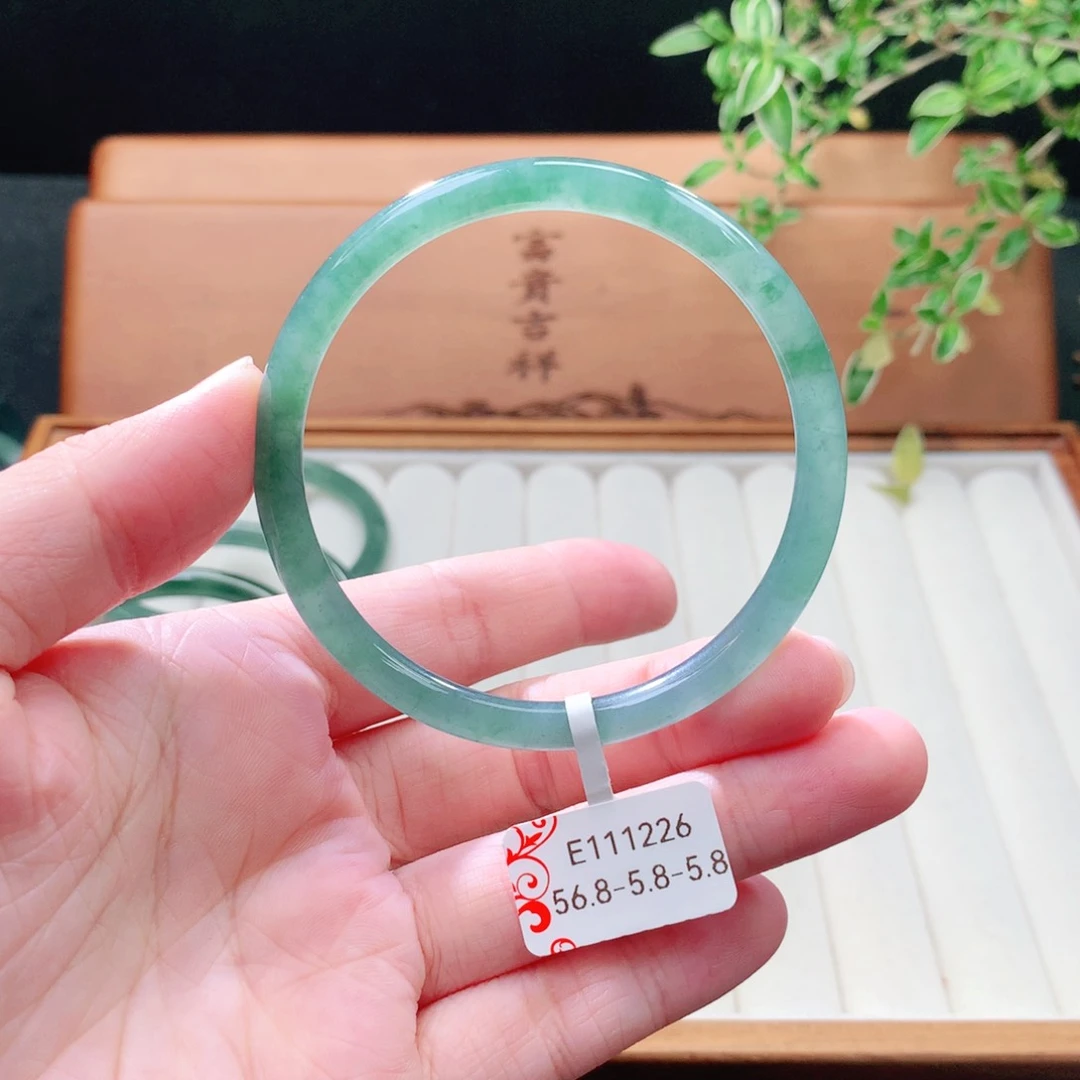 未镶嵌手镯（圆镯）翡翠
