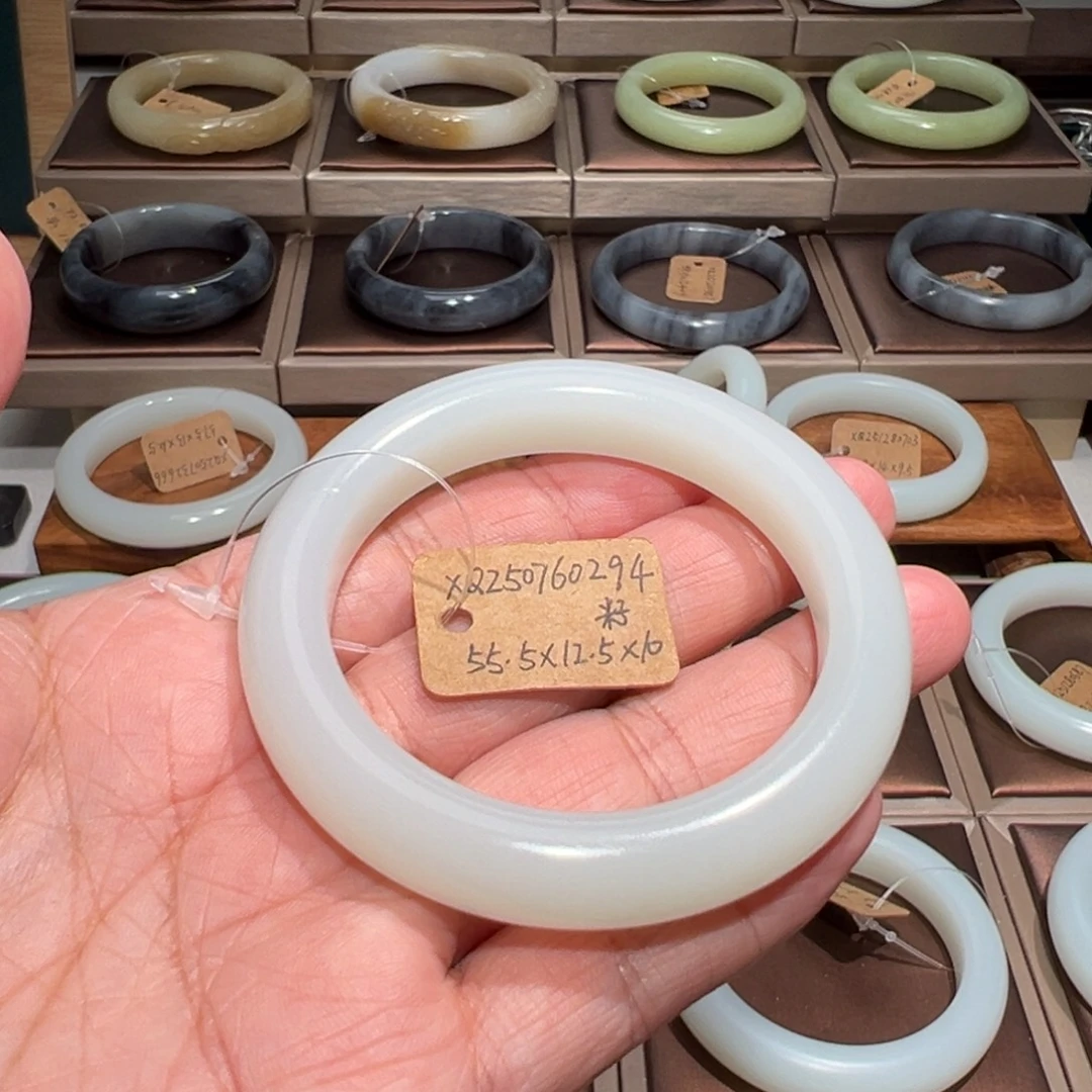 w***o和田玉未镶嵌手镯