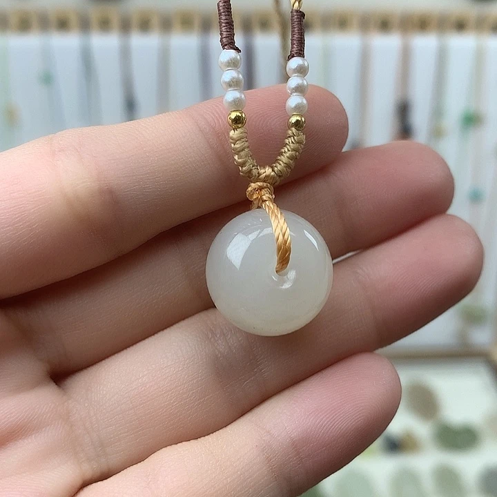 和田玉未镶嵌颈饰黑点需包容