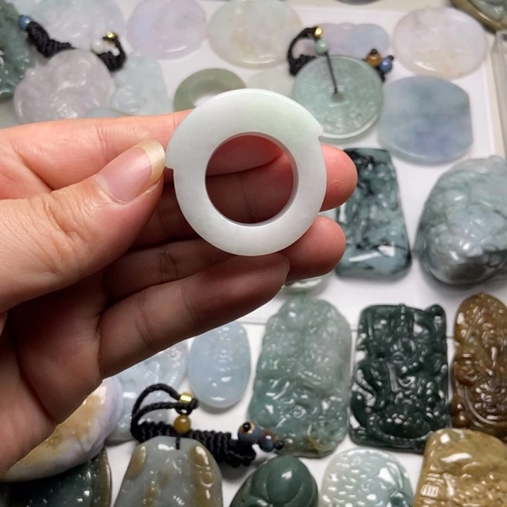 翡翠未镶嵌颈饰马鞍95