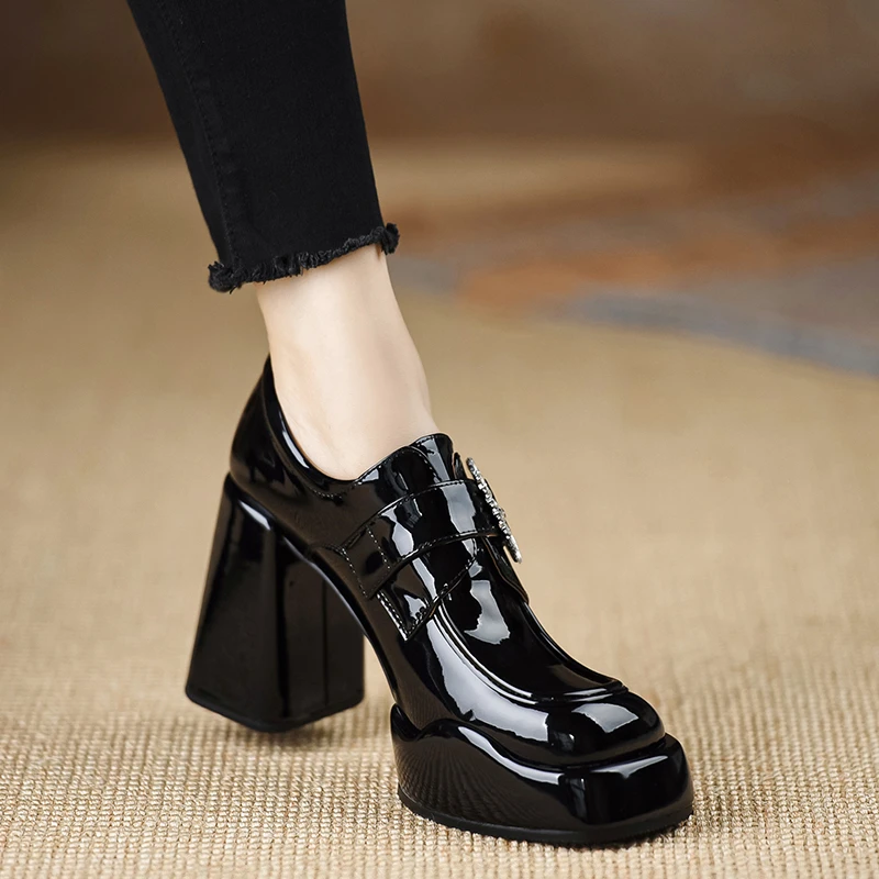 真皮英伦风复古漆皮粗跟单鞋女2025春季新款方头水钻魔术贴小皮鞋