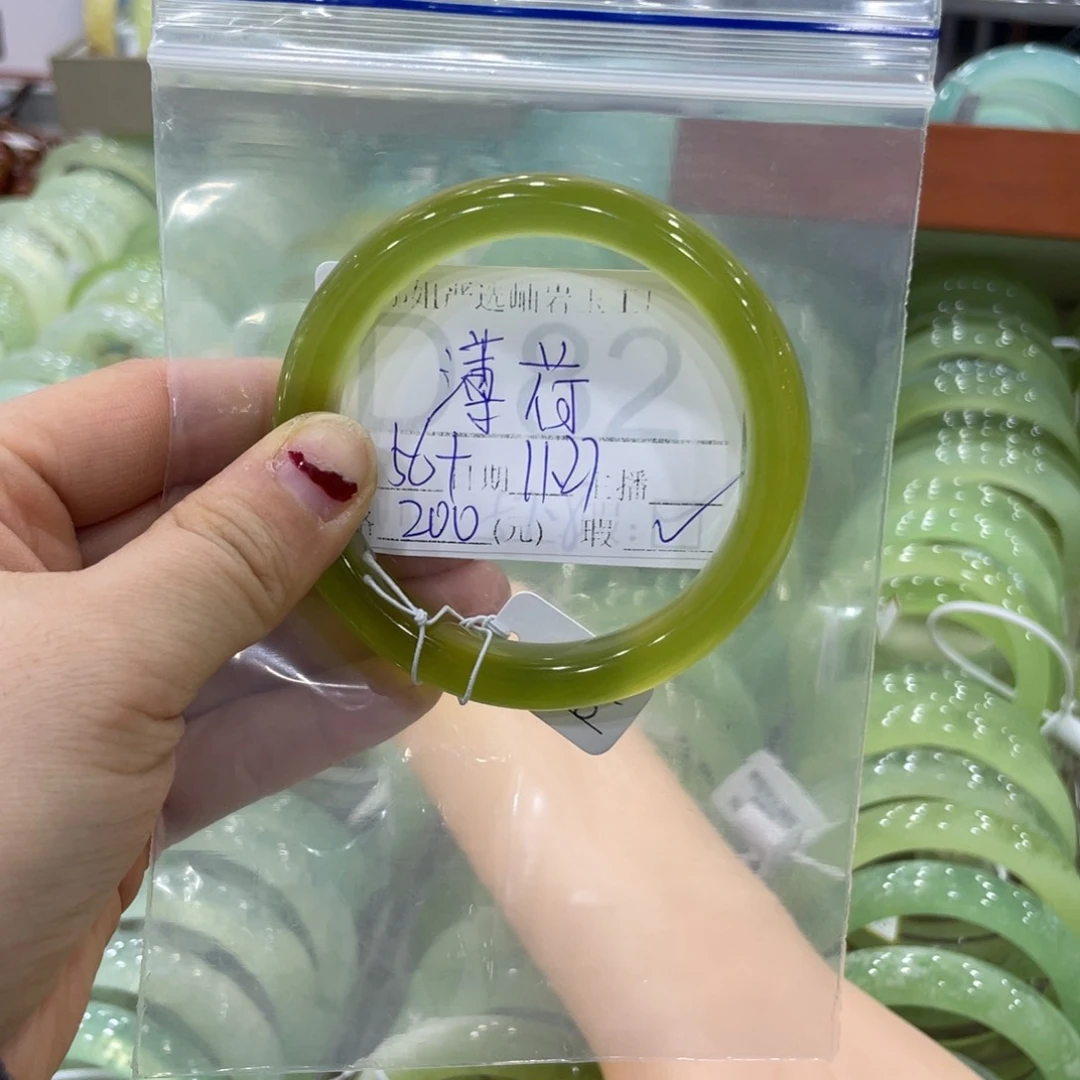 未镶嵌蛇纹石玉颈饰薄*