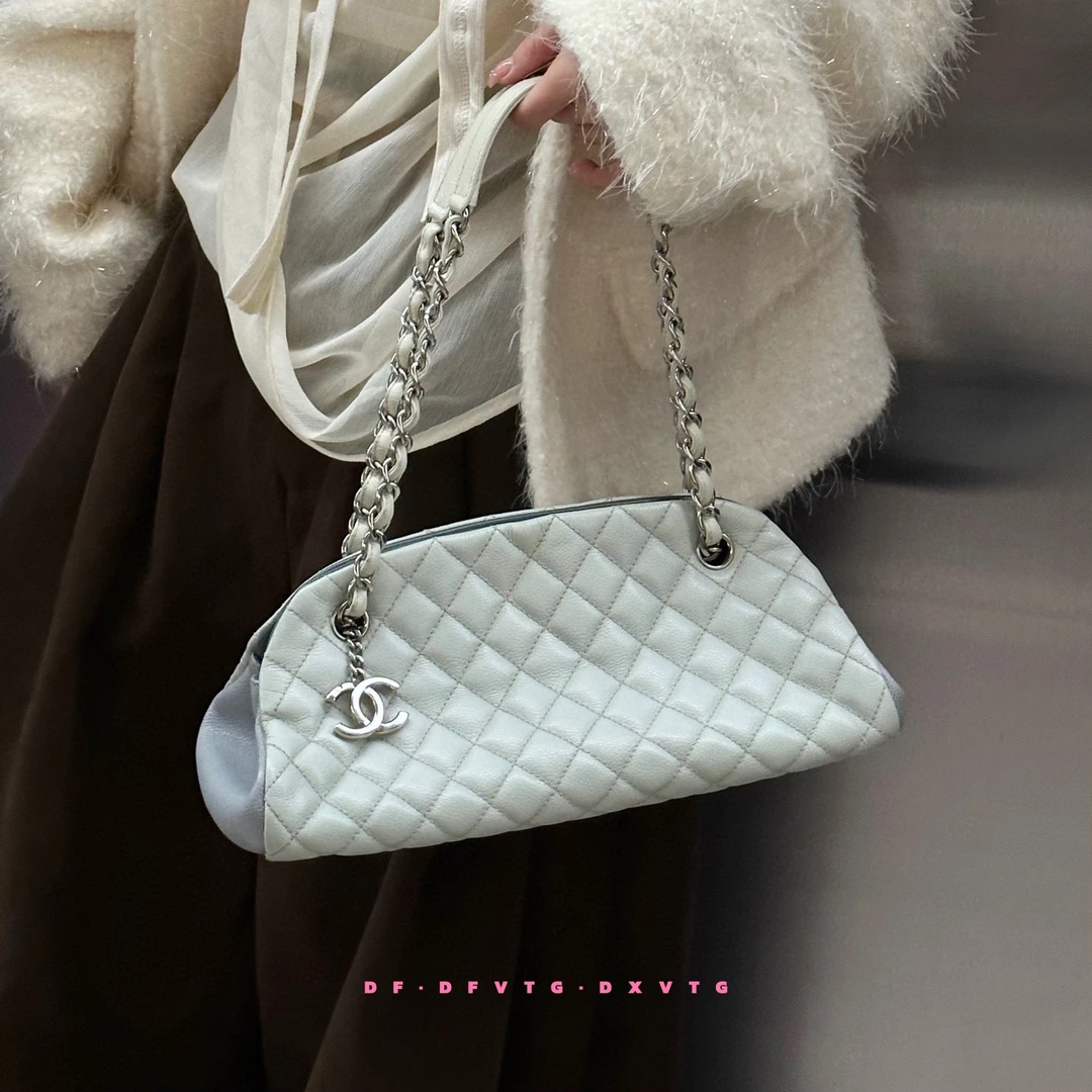 95新 Chanel/香奈儿 chanel 奶蓝色拼色鱼子酱保龄球单肩包K