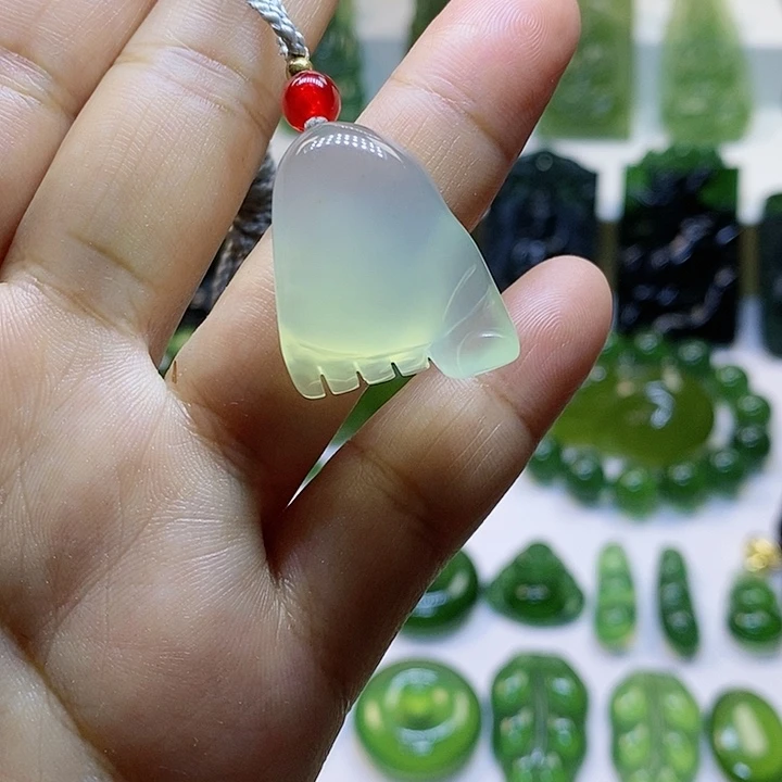 蛇纹石玉颈饰未镶嵌