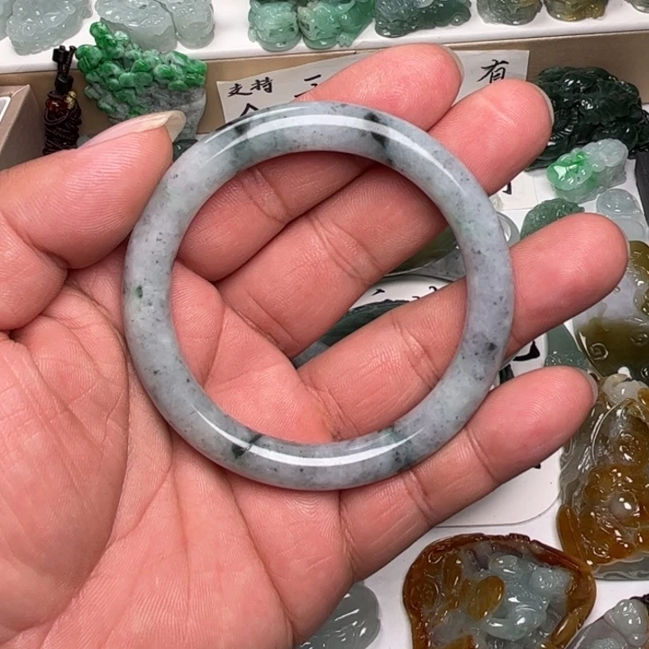 翡翠未镶嵌颈饰手镯