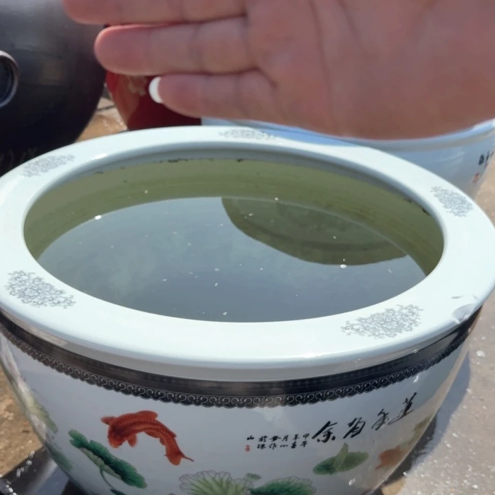 陶瓷艺术品，直径60，高42，口沿磕破，微瑕