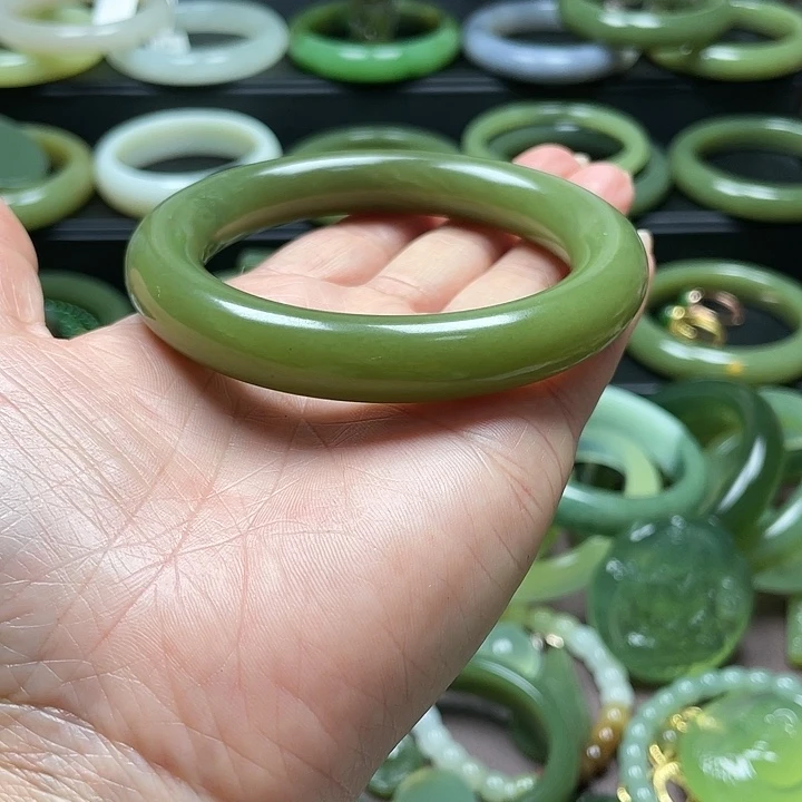 和田玉未镶嵌手镯