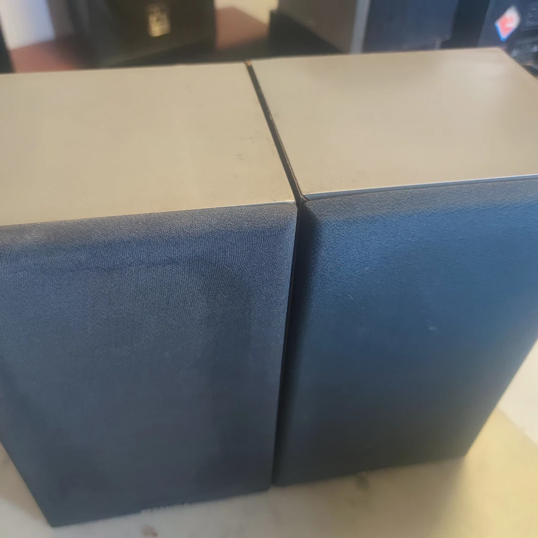 9新  5寸书架箱一对，成色如图，不包邮费，无七天无理由退货