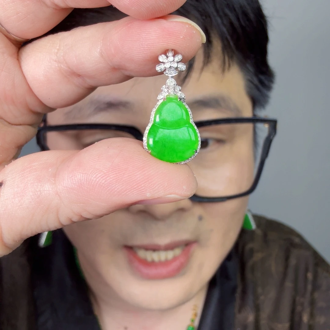 翡翠18K金镶嵌颈饰一件