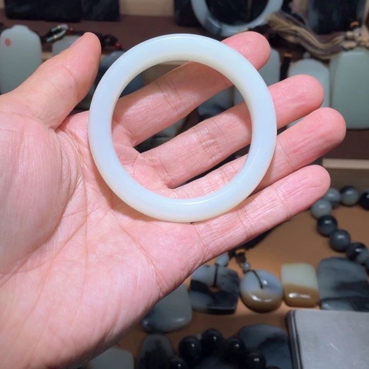 和田玉手镯56未镶嵌小*贝