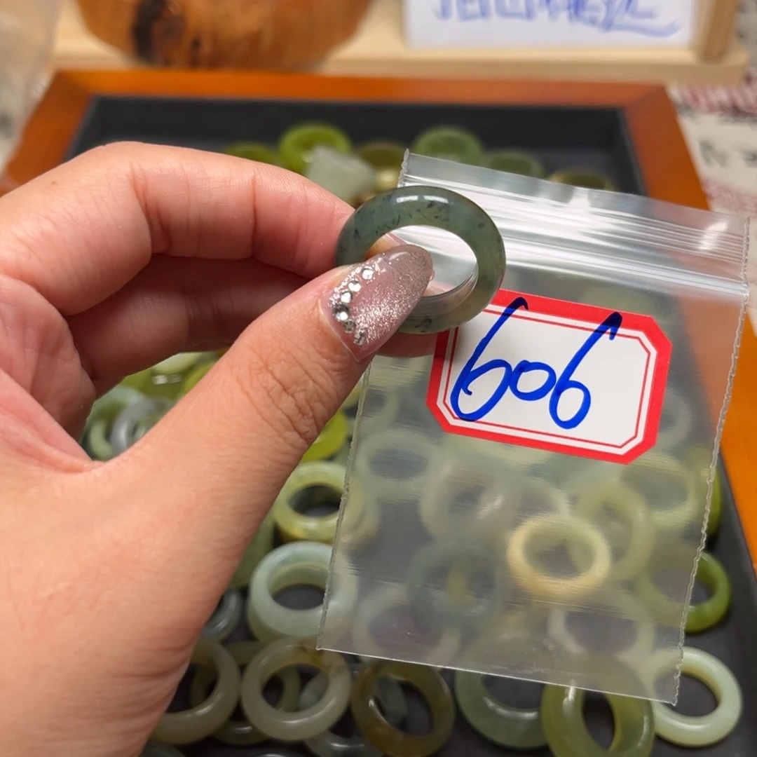 强***壮蛇纹石玉未镶嵌珠宝奇石