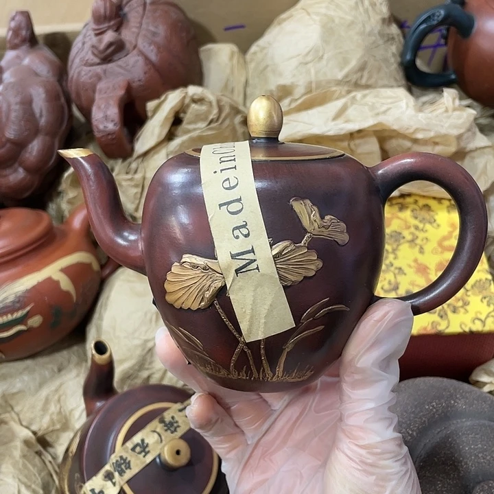 茶壶紫砂原矿泥料手工制作的一把紫砂壶。
