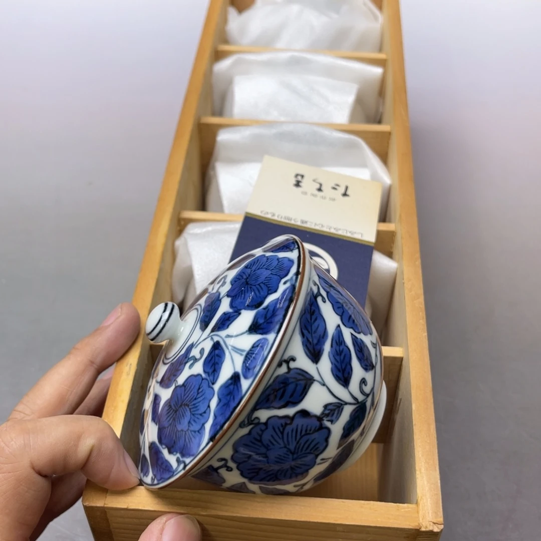 瓷片密密麻麻地铺满一