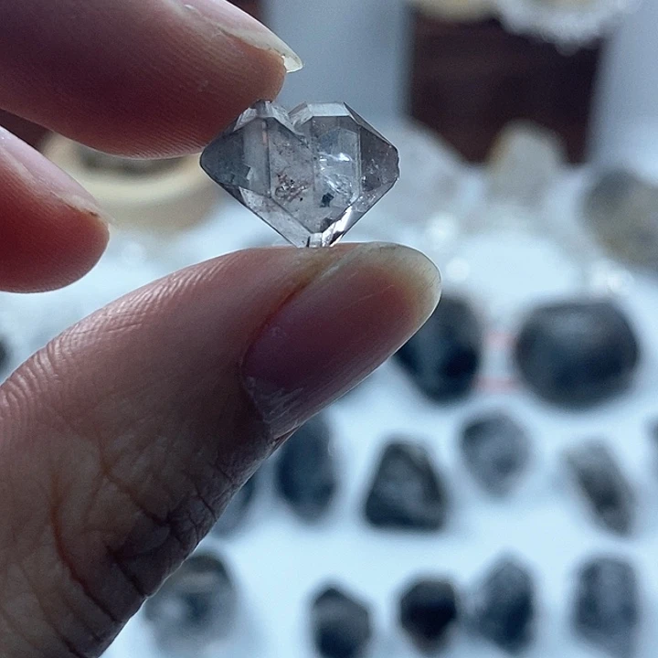 水晶颈饰未镶嵌共生