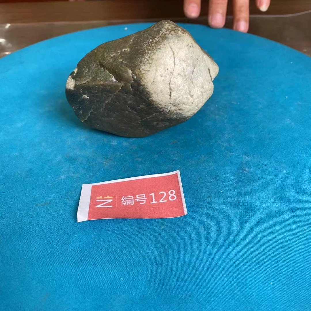 现货新疆玉料原石发一件编号128