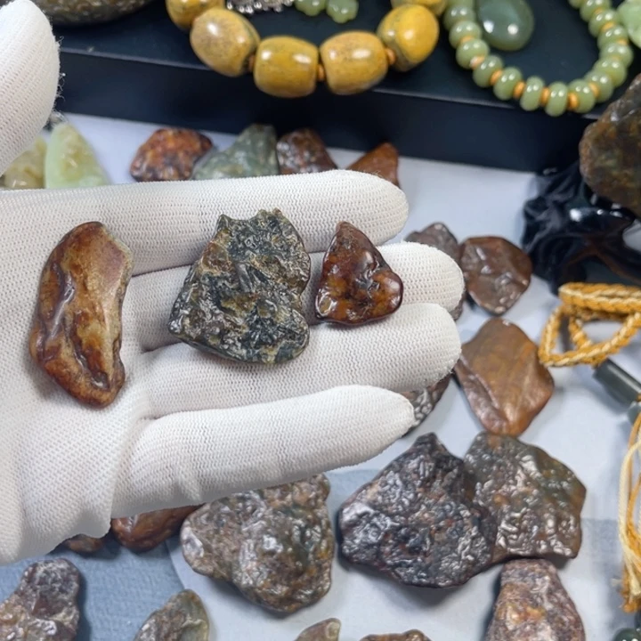 透闪石质玉吊坠未镶嵌谜