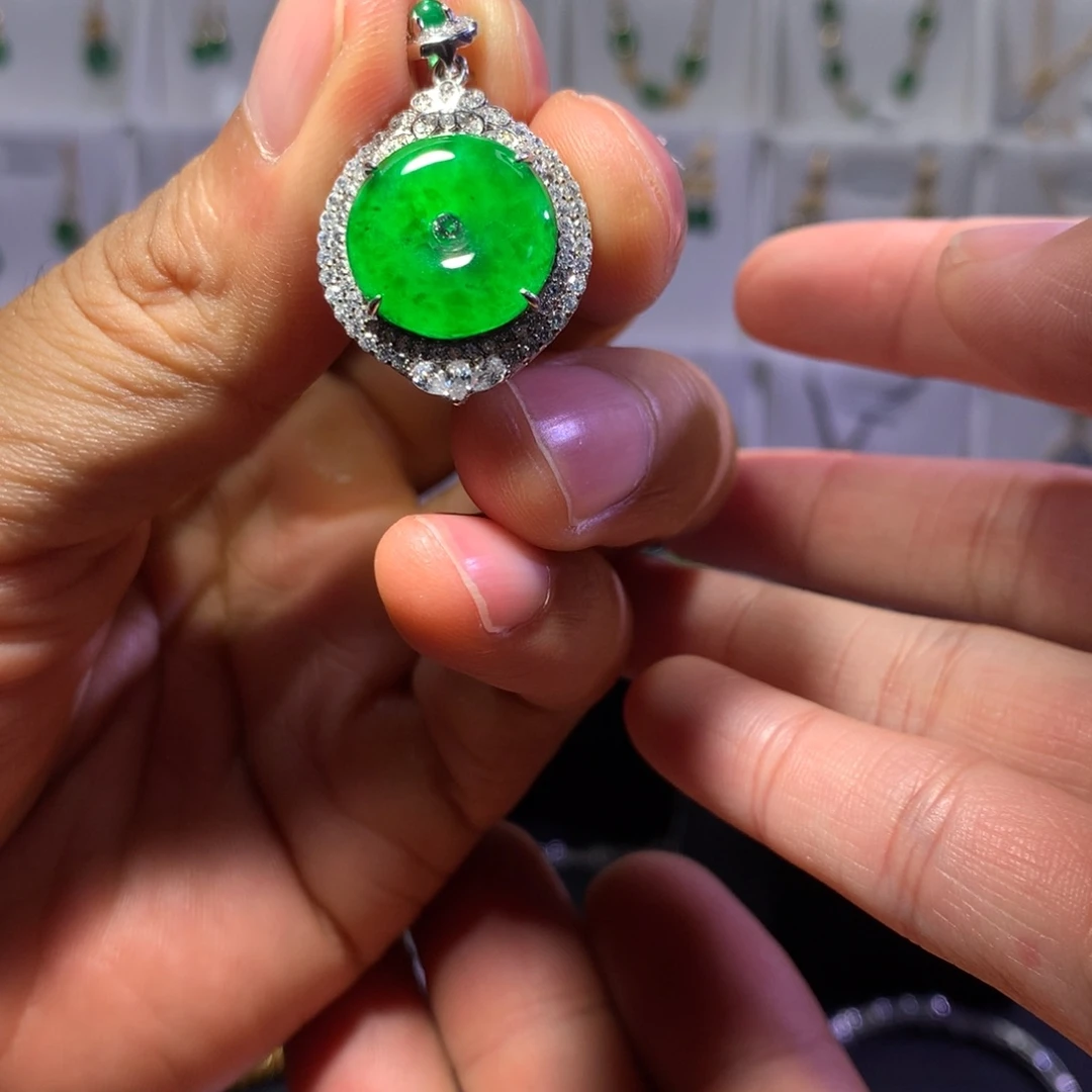 翡翠银S925镶嵌颈饰平安扣