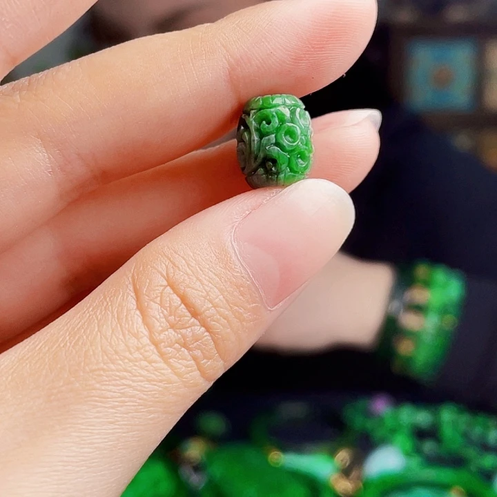 翡翠未镶嵌颈饰多样性