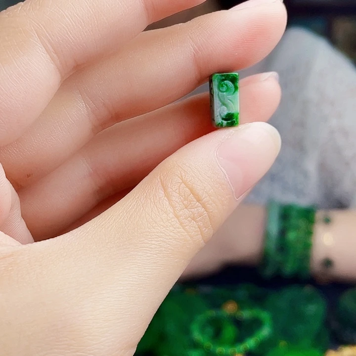 翡翠未镶嵌颈饰多样性