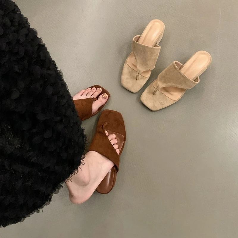 女夏外穿新款气质绒面设计感粗跟夹趾凉拖仙女风女士人字拖鞋复古