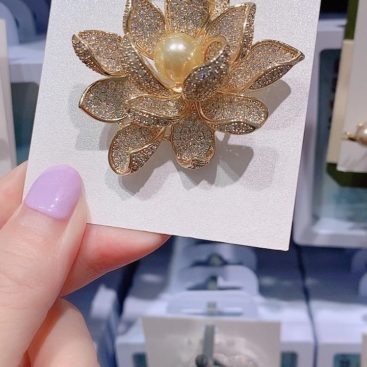 锆石铜合金莲花胸针