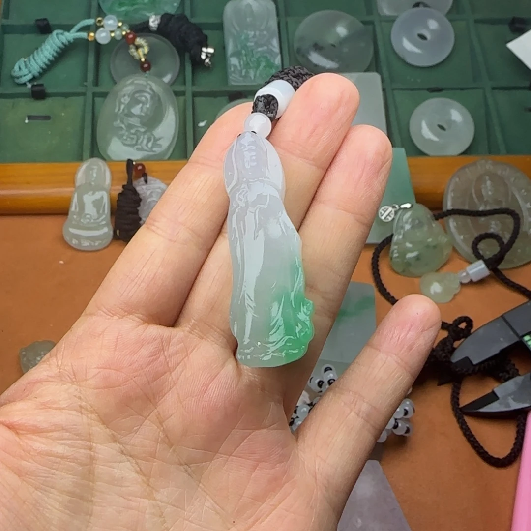 翡翠未镶嵌颈饰观音