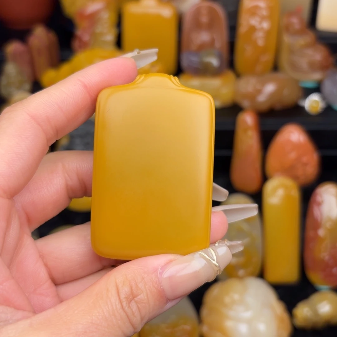 石英质玉未镶嵌黄蜡石挂件