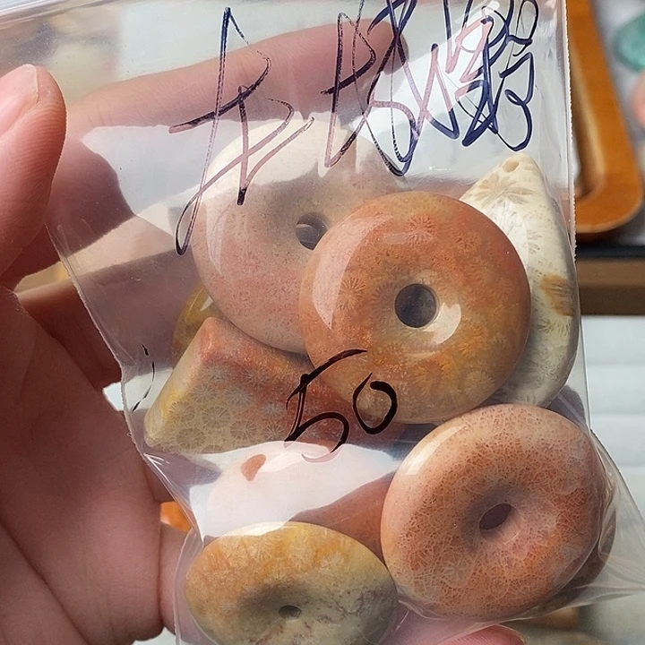 在***七硅化玉未镶嵌颈饰